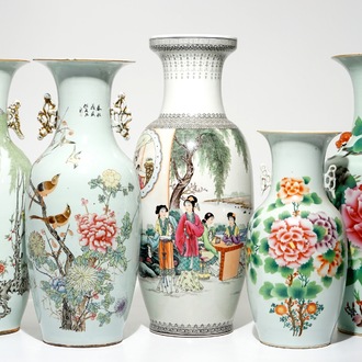 Cinq vases en porcelaine de Chine famille rose, 19/20ème